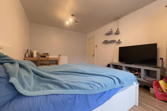Flat 20, Bradfield Court, Linnet Way, Purfleet photo 4