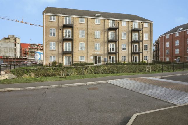 2-bed flat on Houghton Way, Bury St. Edmunds, £280,000