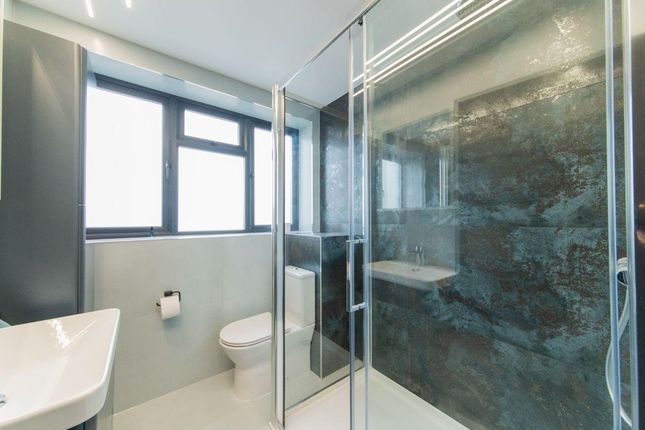 690A, High Road, London photo 3