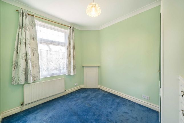 21, Chertsey Street, London photo 4