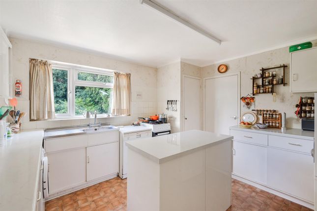 19, Kingsdene, Tadworth photo 2