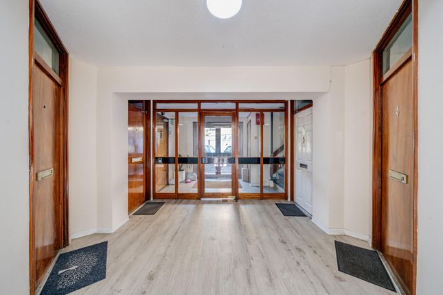 Flat 6, Chessing Court, Fortis Green, London photo 2