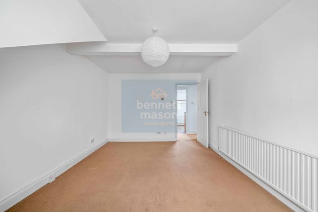 Flat to rent in Finsbury Park Road, London