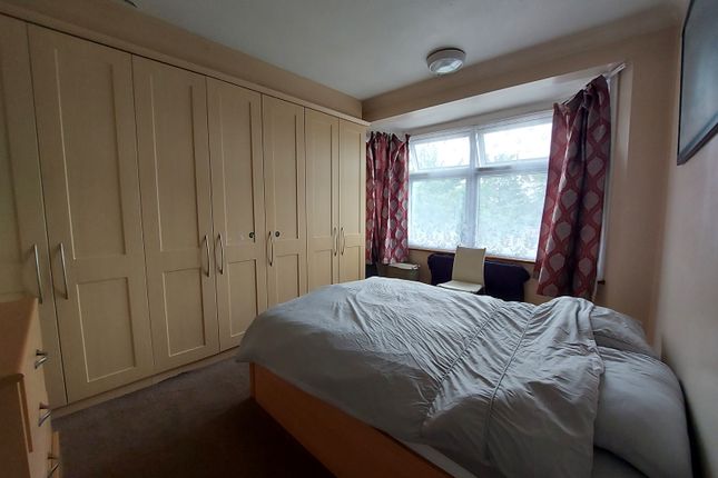116, Primrose Avenue, Chadwell Heath, Essex photo 4