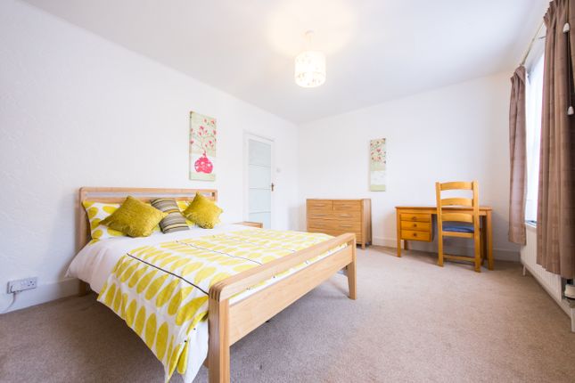 Room 4, 77, Kensington Road, Reading photo 2