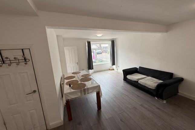 18, Manser Road, Rainham photo 3