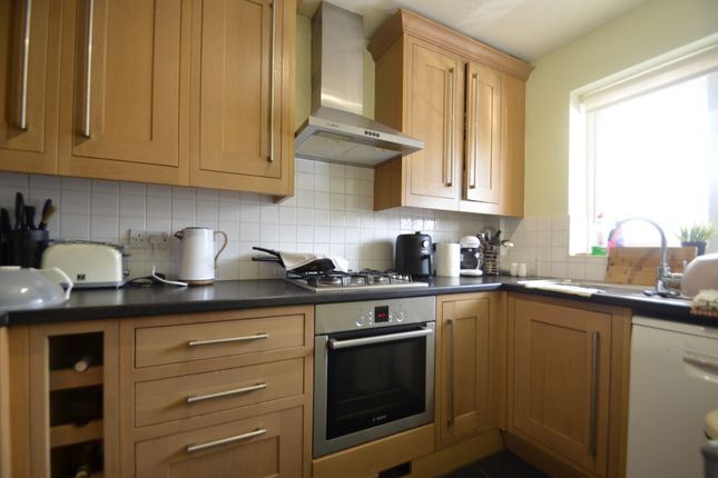19, Robin Way, Staines-upon-Thames photo 4