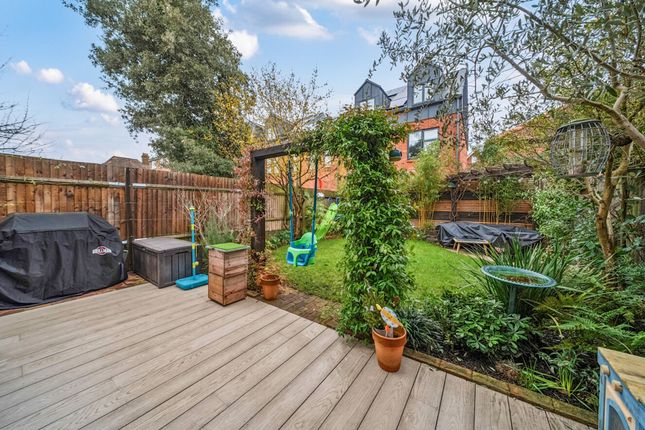 35 Campbell Close, London photo 4