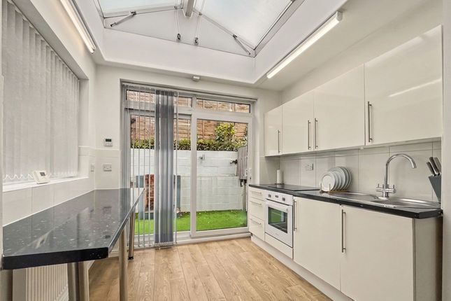 7 Salisbury Drive, Manchester photo 3