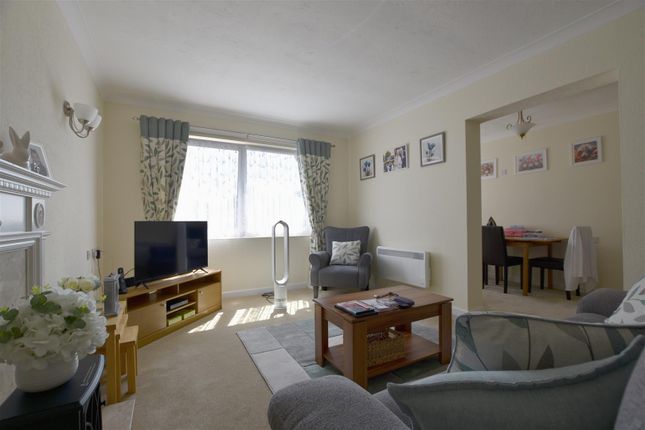 Flat 8, Valley Court, Beechwood Gardens, Caterham photo 3