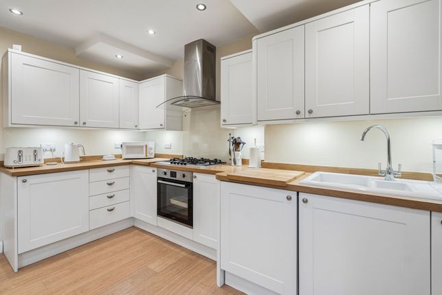 11 Embleton Road, Watford photo 3