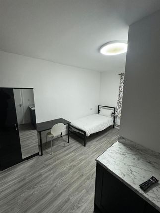 Studio flat on Unit 4, 127, Glenny Road, Barking, £1,000/mo