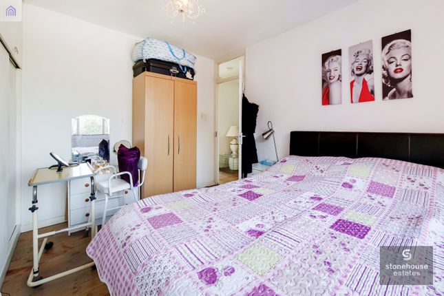 Flat for sale in Junction Road, Islington, London