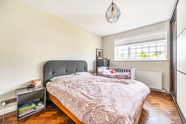 8, Henley Gardens, Middlesex photo 3