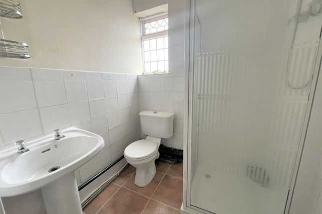 Flat to rent in Warrington Road, Platt Bridge, Wigan