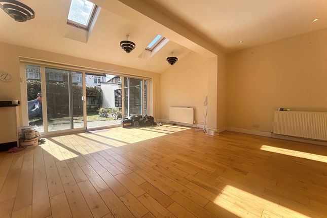 108 Godalming Avenue, Wallington photo 4