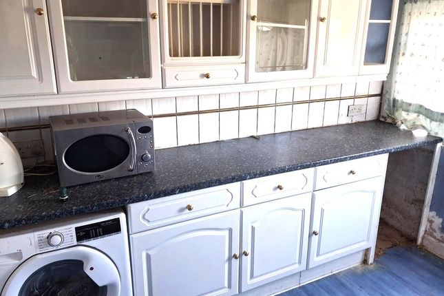 5, Clifton Avenue, Hanworth photo 4
