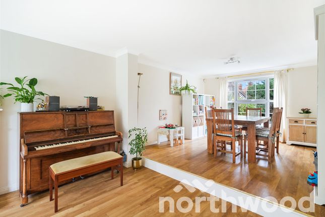 2, Highridge Close, Epsom photo 3