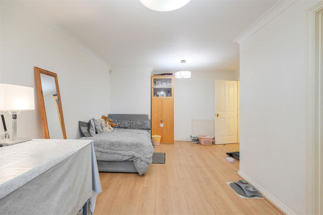 Cobham Close, London photo 4