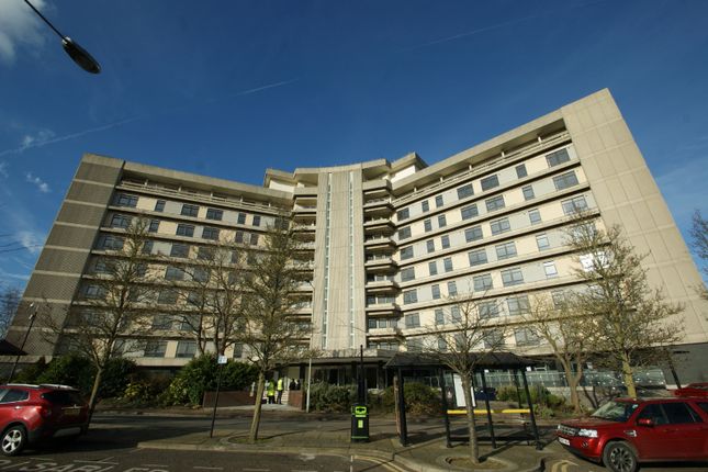 1-bed flat on The Panorama, Ashford, £1,000/mo