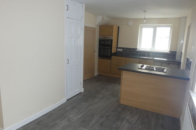 Ynysfach Avenue, Resolven photo 5