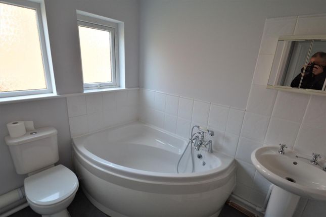 Room 4, 137 Clarence Road, East Cowes photo 5