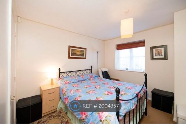 Flat to rent in County Road, London