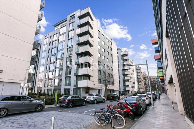 Flat to rent in Kingfisher Heights, Waterside Way, London