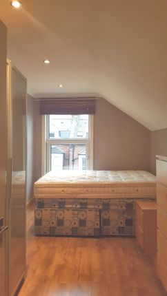 Flat to rent in Lower Richmond Road, London
