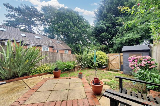 19, Chandler Way, Dorking photo 3