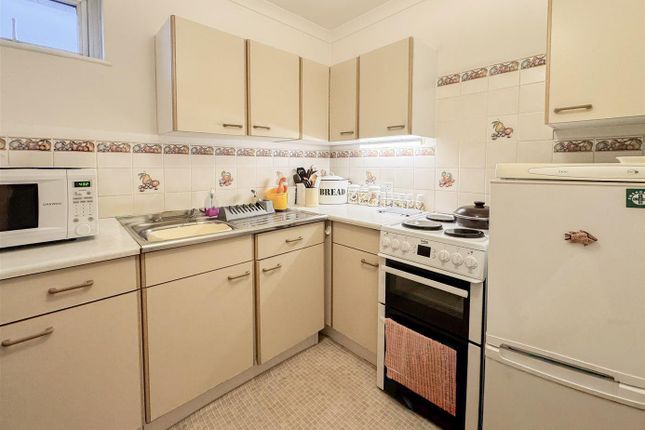 Flat 33, Holmebury House, Holmesdale Gardens, Hastings photo 2