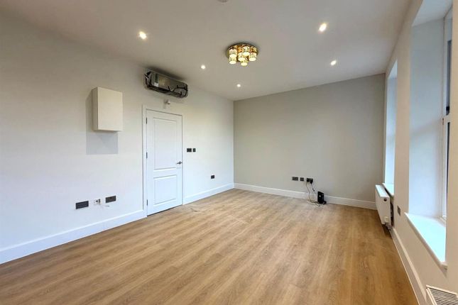 Second & Third floor flat, The Avenue, London photo 2