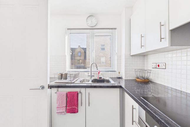 Flat 11, Tyndal Court, London photo 4