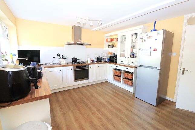 2 Ettrick Court, Cross Street, Farnborough photo 4