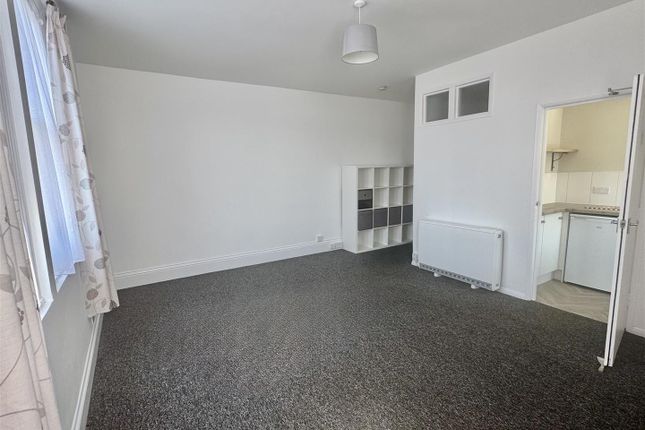 Flat 3, 18, Trinity Road, Scarborough photo 3