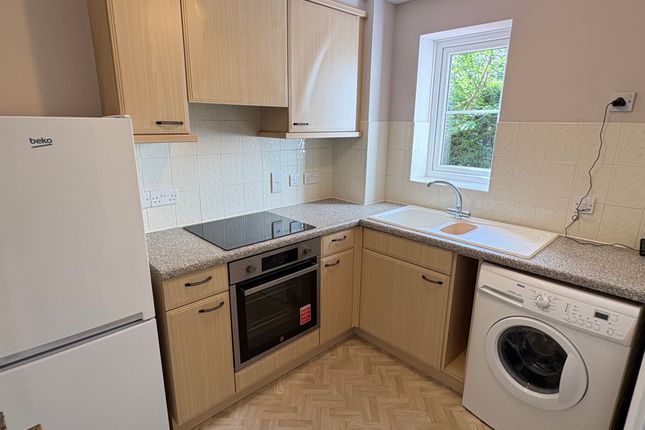 26 Lyon Close, Crawley photo 3