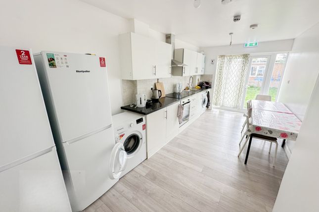 Room 2XX 52, Sweet Briar Grove, London photo 3