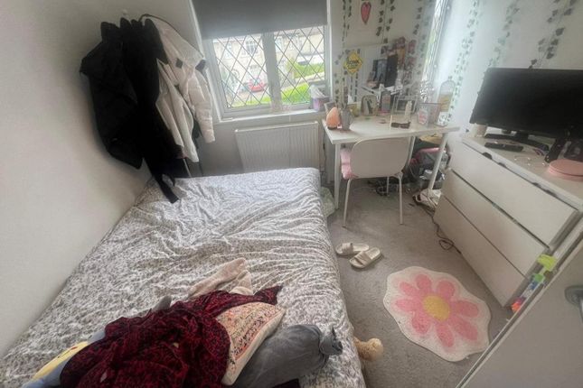 A Cozy And Inviting Double Bedroom With Bright Nat...