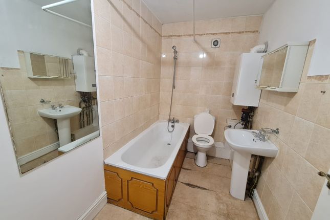 Flat to rent in 62 Lower Addiscombe Road, Croydon