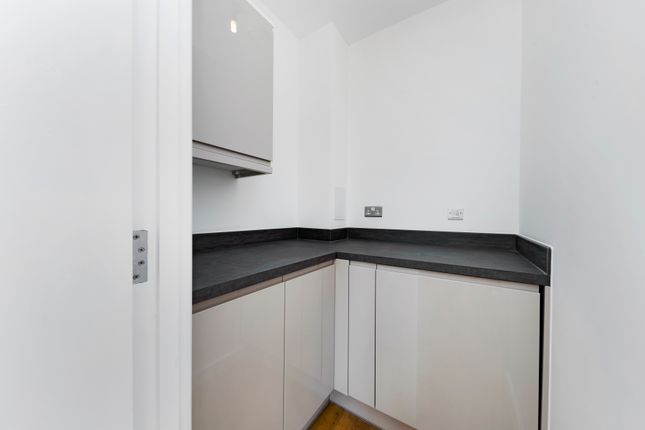 Reynard Way, Brentford, TW8, Brentford photo 3