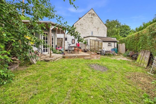 27, Devereaux Road, Stroud photo 4