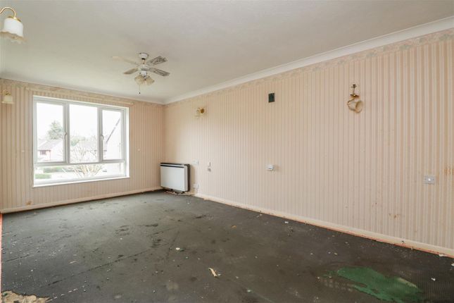 36, Chesterton Court, Horsham photo 2