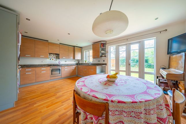 15 Sloane Court, Isleworth photo 3