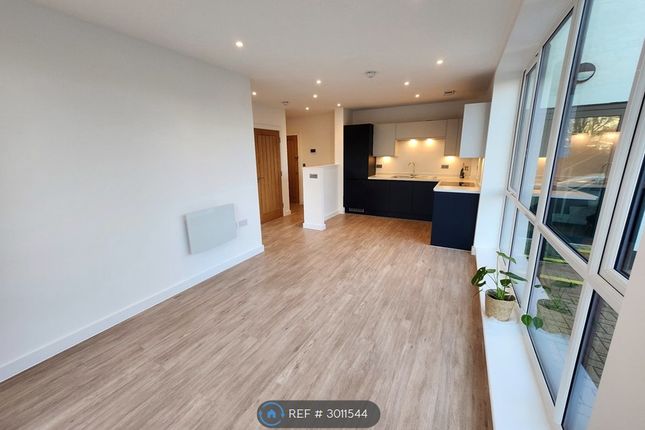 Flat, Thornetts House Challenge Court, Leatherhead photo 3