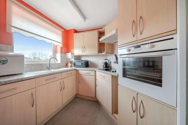 Flat 42 Benedict Court,, Western Avenue, Newbury photo 3