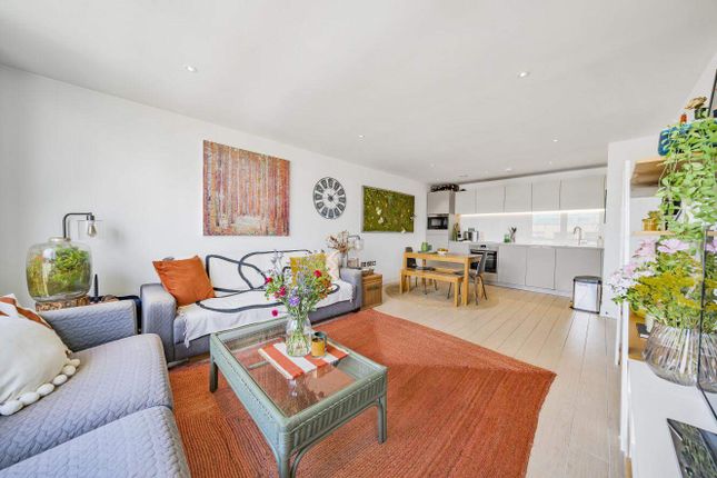 Thumbnail Flat for sale in Canalside Square, London