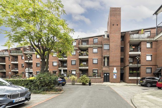 Thumbnail Flat to rent in Cooper Close, London