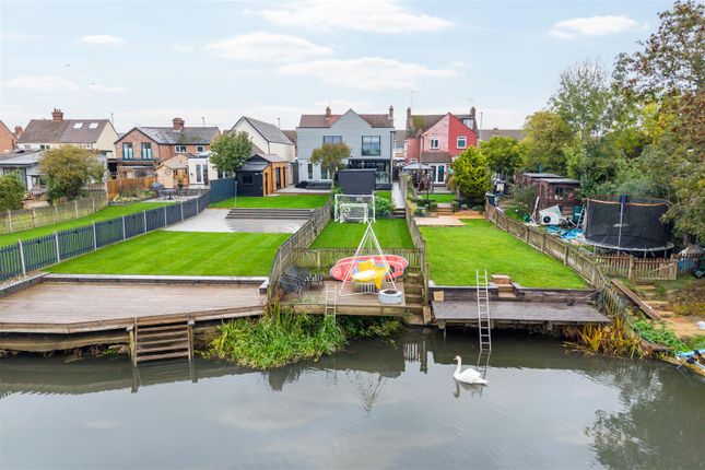 3-bed semi-detached on High Street, Bedford, £425,000