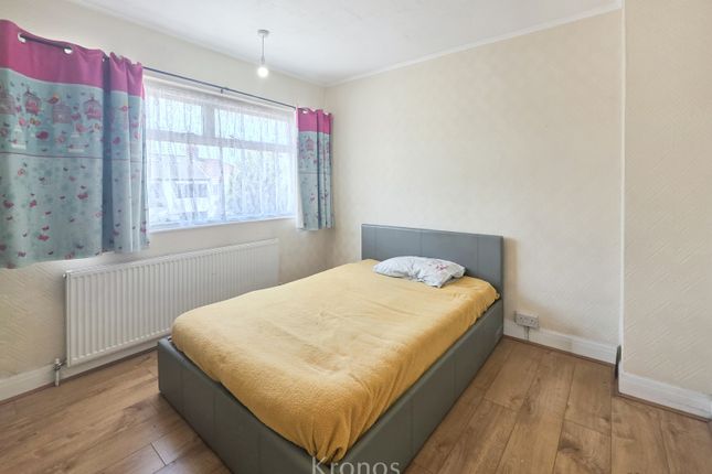 71 Holyrood Avenue, HARROW photo 4