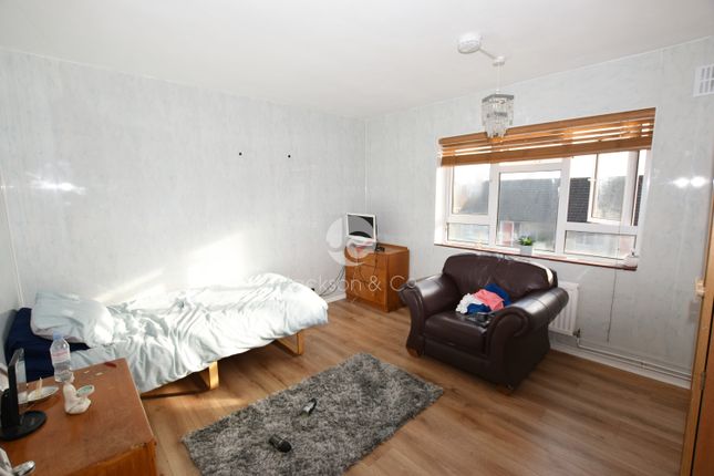 Flat to rent in Almond Way, Colchester